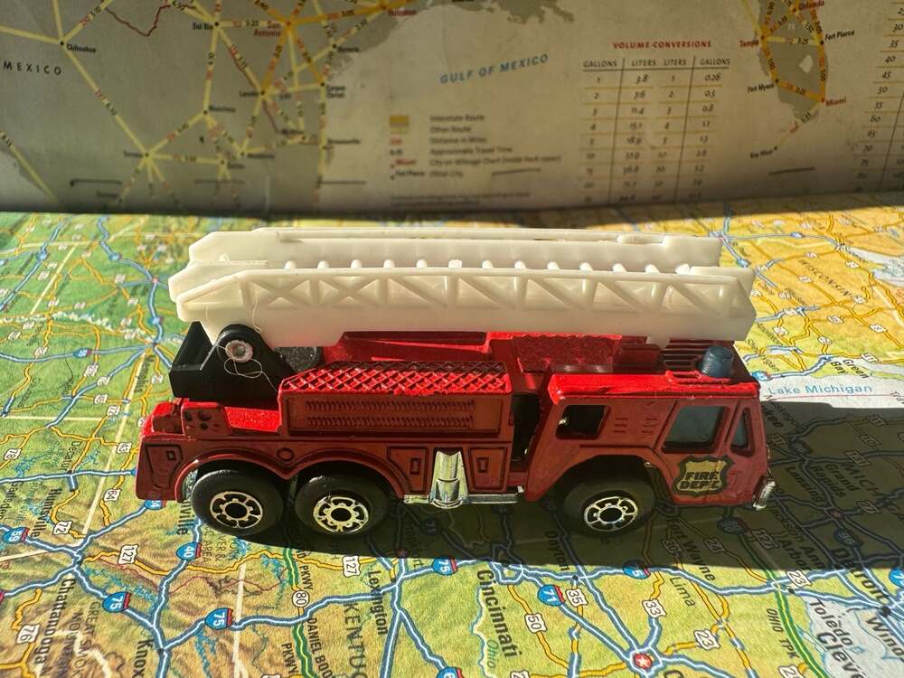 VINTAGE 1982 Matchbox Fire Engine Ladder Truck